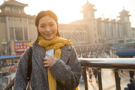 信心火车站东方人青年女人在站前广场图片