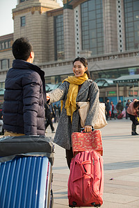 回家快乐情侣青年男女在站前广场图片