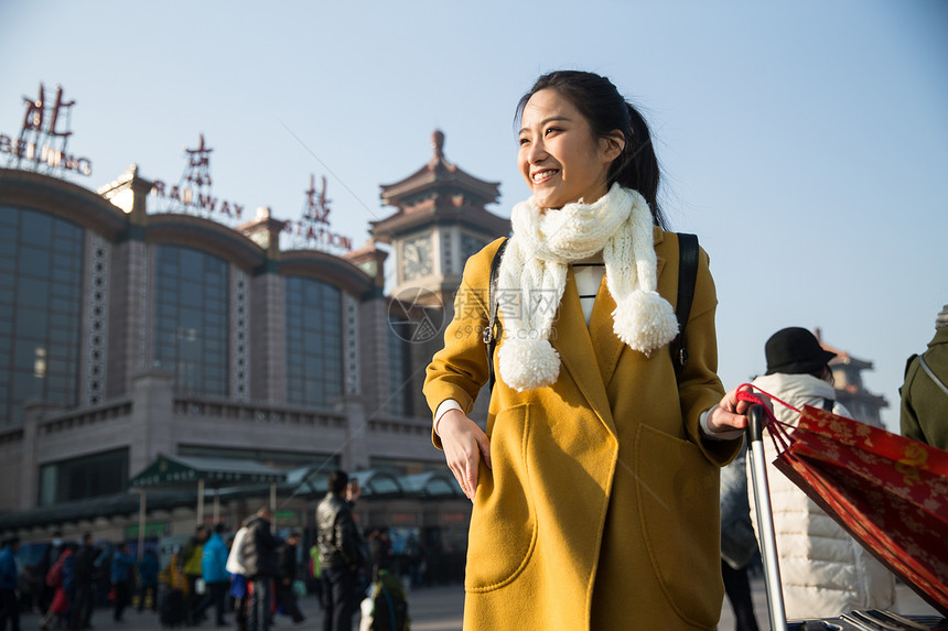 旅行箱度假青年女人在站前广场图片