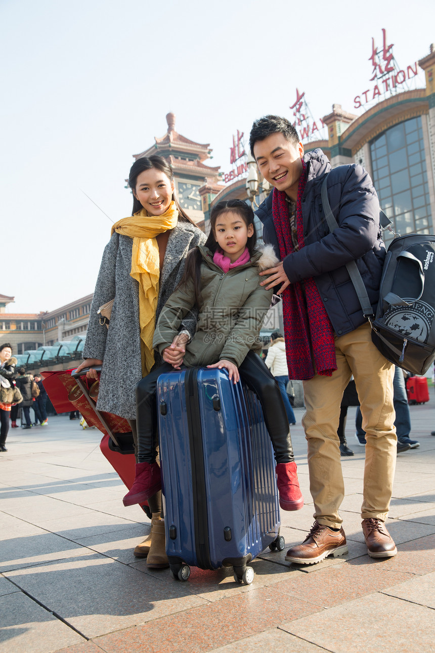 旅行者旅途过年幸福家庭在火车站图片