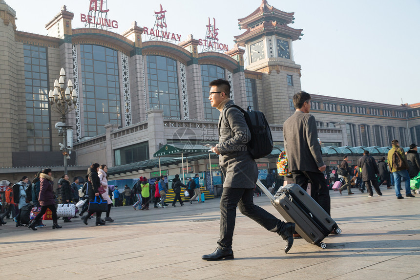 过年表现积极青年人青年男人在火车站图片