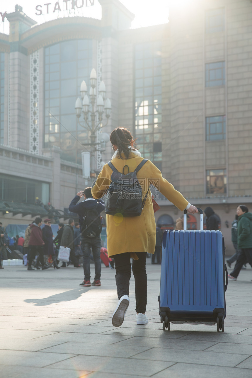 前景聚焦附带的人物围巾青年女人在站前广场图片