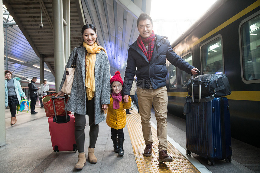 旅途北京儿童幸福家庭在车站月台图片