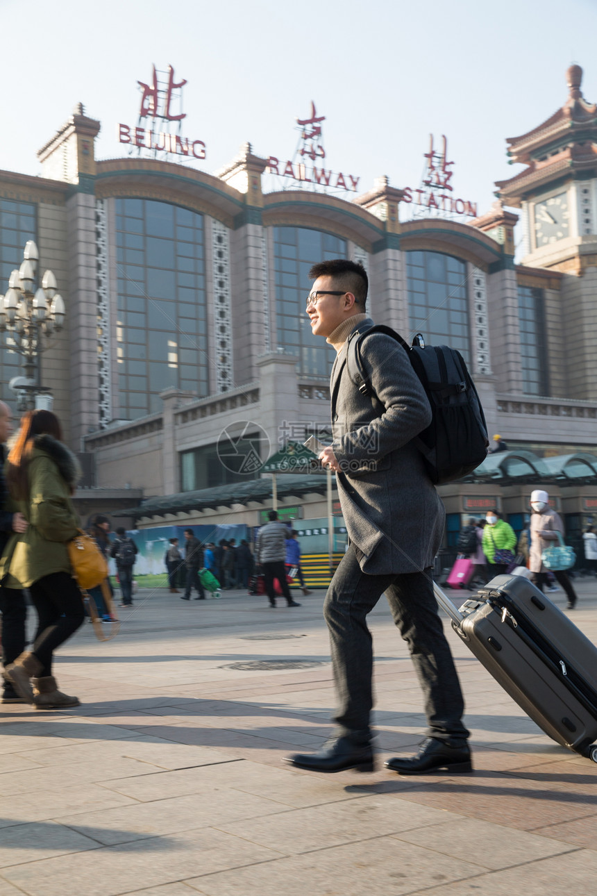 仅成年人背包旅行的人青年男人在火车站图片