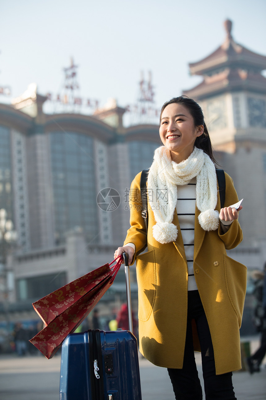 成年人户外购物袋青年女人在站前广场图片