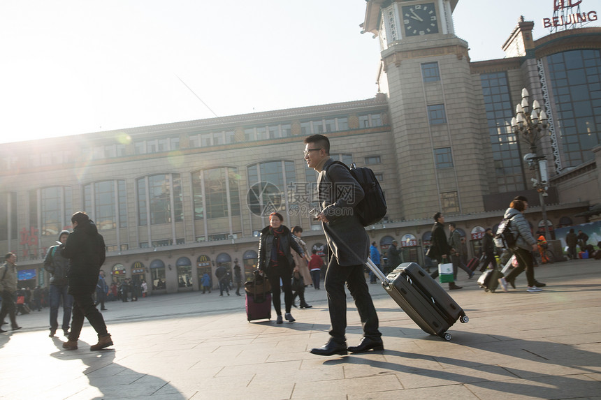 旅游幸福背包客青年男人在火车站图片