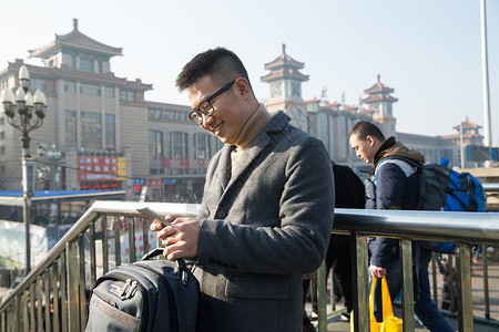 眼镜日光成年人青年男人在火车站背景图片