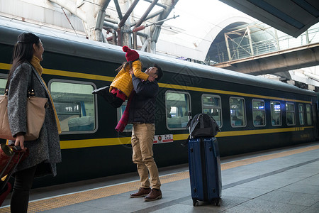 20到24岁女人东亚幸福家庭在车站月台背景图片