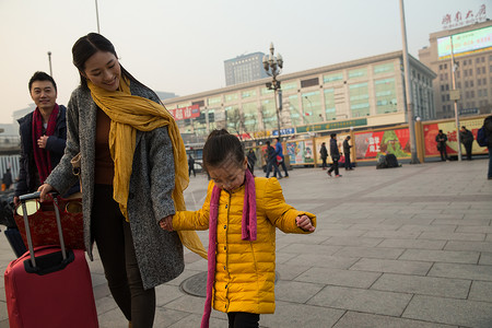 北京火车站母亲幸福家庭在站前广场图片