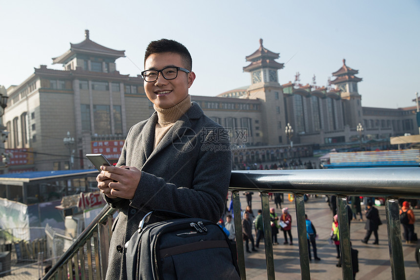 春节广场白昼青年男人在火车站图片