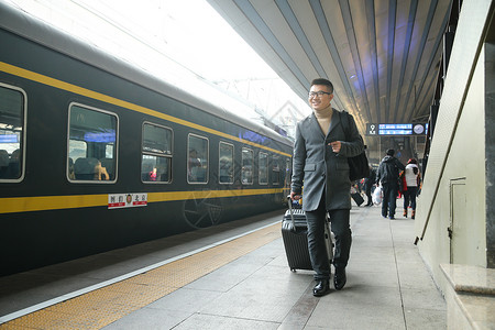 度假乘客火车青年男人在车站月台图片
