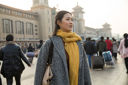 旅游水平构图青年女人在站前广场图片