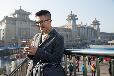 度假旅行春节青年男人在火车站图片