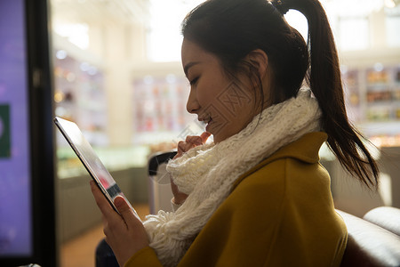 旅途仅成年人旅行青年女人在火车站图片