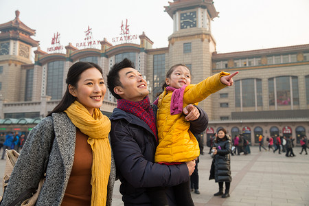 运输大楼20到24岁东亚幸福家庭在站前广场图片