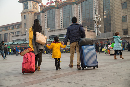 户外母亲旅游幸福家庭在火车站高清图片