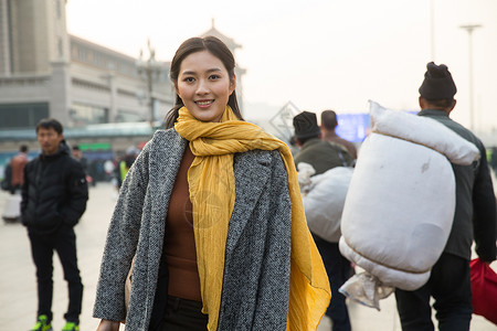 旅行的人摄影春运青年女人在站前广场图片