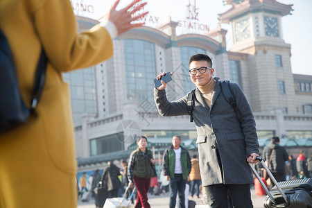 漂亮的人水平构图旅行青年男女在火车站图片