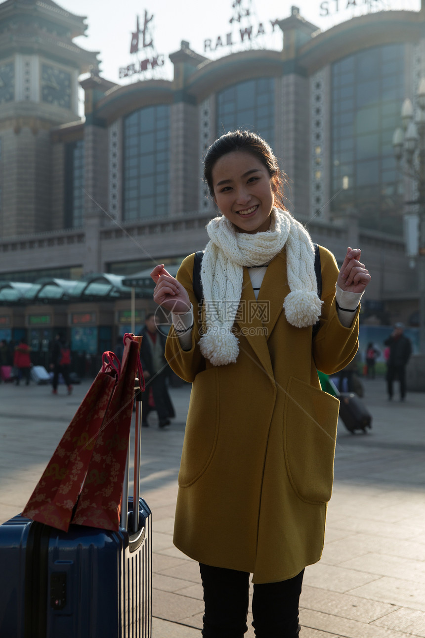 东亚亚洲人20到24岁青年女人在站前广场图片