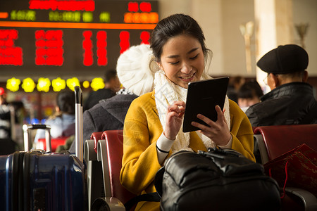 旅行的人大厅女青年女人在火车站图片