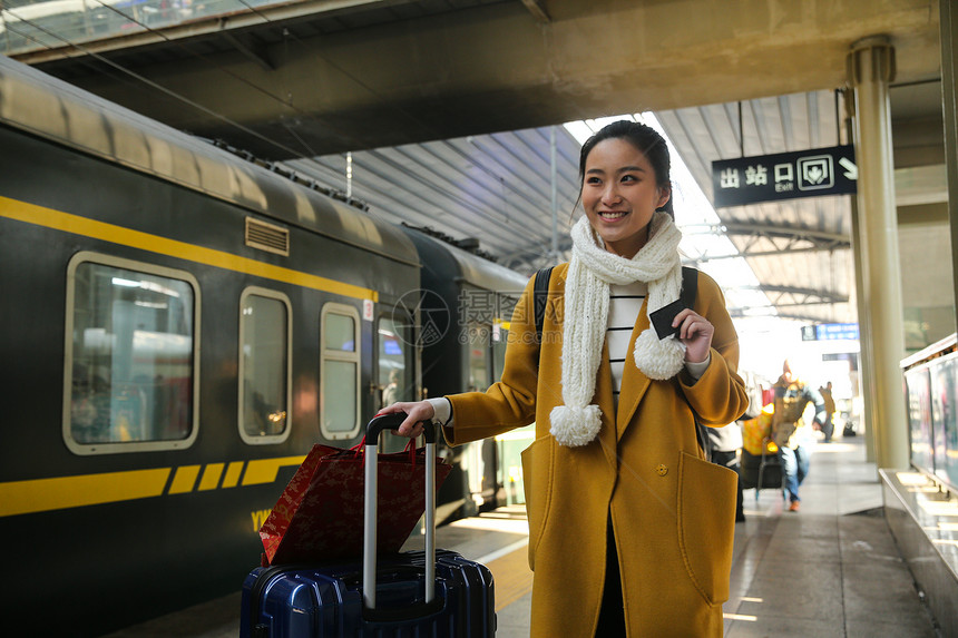 仅成年人幸福快乐青年女人在车站月台图片