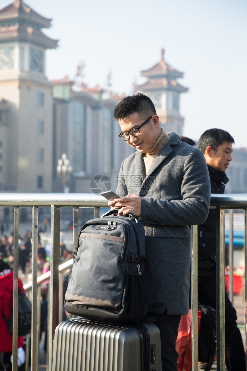 离开摄影亚洲人青年男人在火车站图片