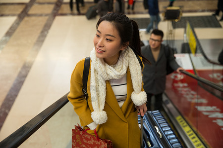 旅途春节仅成年人青年女人在火车站图片