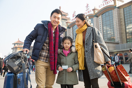 水平构图旅游春运幸福家庭在火车站图片