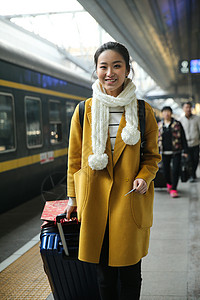 春运旅行的人青年女人在车站月台图片