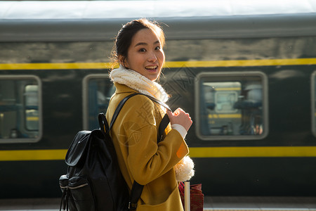 公共交通过年行李青年女人在车站月台图片