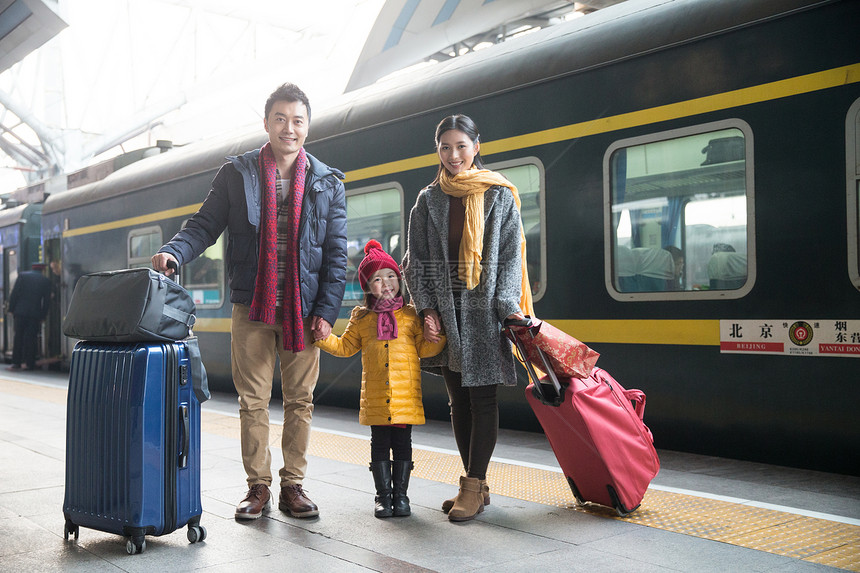 户外亚洲人探亲幸福家庭在车站月台图片