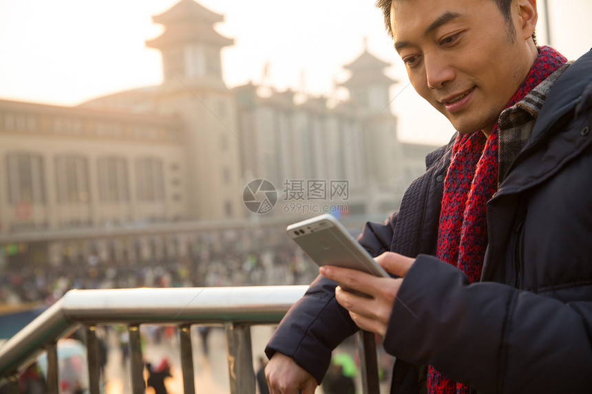 厚衣服过年仅成年人中年男人在火车站图片