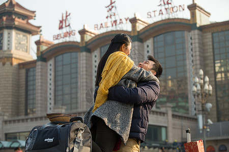 运输大楼男人旅游青年情侣在火车站图片