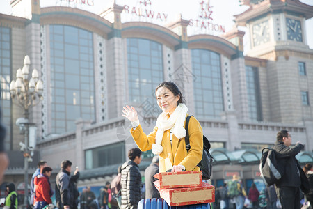 20到24岁旅游东方人青年女人在站前广场图片