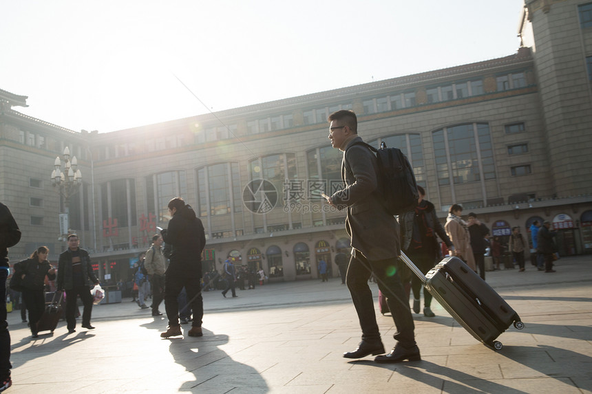 旅行者20到24岁背包青年男人在火车站图片