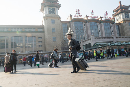回家广场亚洲青年男人在火车站图片