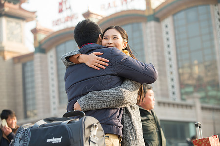 情侣在户外拥抱幸福拥抱30岁到34岁青年情侣在火车站背景