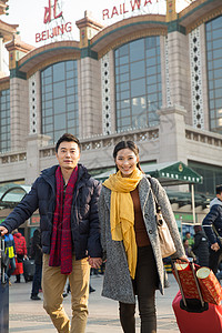 垂直构图东亚公共交通青年男女在站前广场图片
