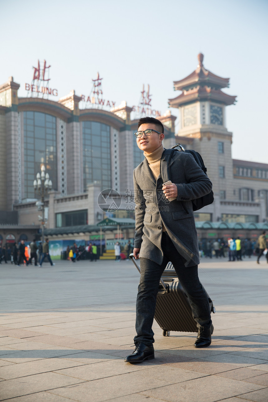 青年人离开东亚青年男人在火车站图片