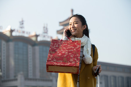 新年广场美女打电话人青年女人在站前广场背景