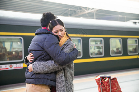 火车告别乘客北京行李年轻情侣在火车站背景