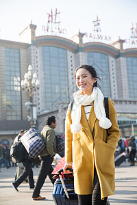 成年人户外旅途青年女人在站前广场图片