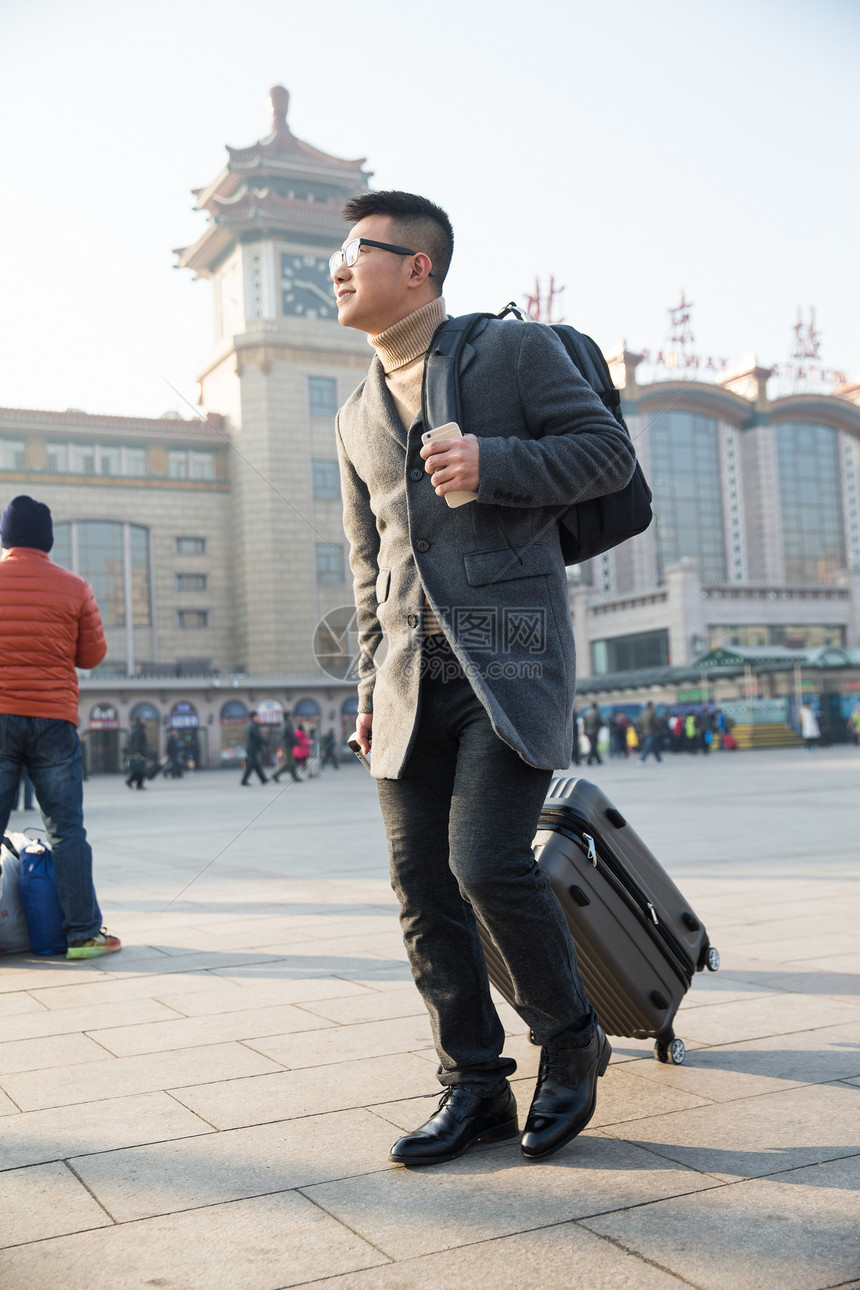 运送背包客摄影青年男人在火车站图片