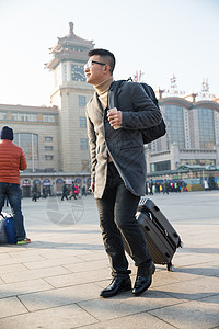 运送背包客摄影青年男人在火车站图片