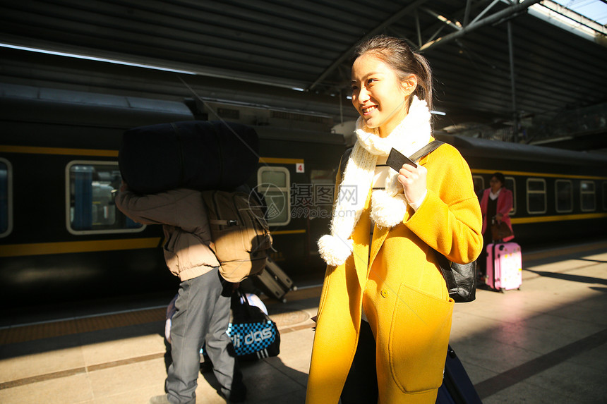 旅游漂亮的人乘客青年女人在车站月台图片