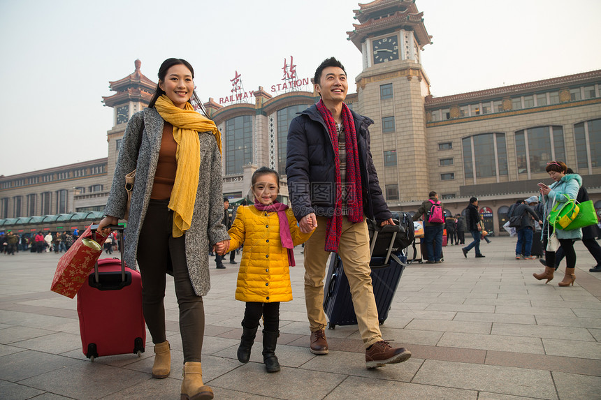 成年人独生子家庭运输大楼幸福家庭在站前广场图片