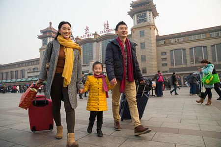 成年人独生子家庭运输大楼幸福家庭在站前广场图片