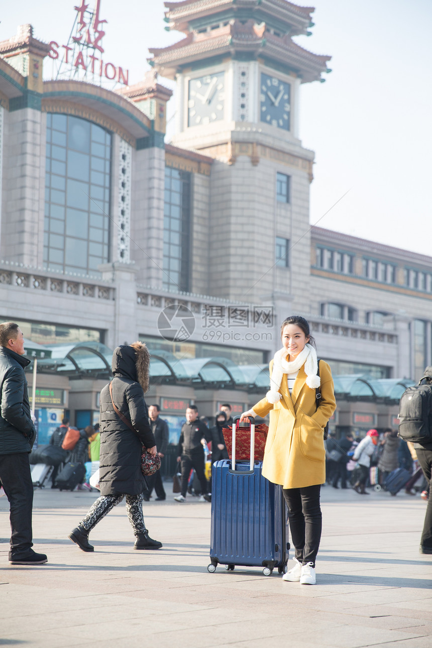 离开前景聚焦休闲装青年女人在站前广场图片