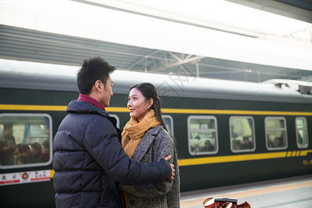 20到24岁户内出发年轻情侣在火车站图片