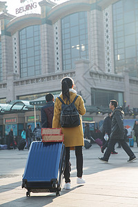 乘客公共交通摄影青年女人在站前广场背景图片